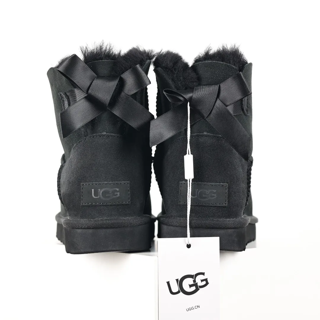 Pick up locally 💰600 Core recommended good price Independently developed original outsole and cashmere insole to keep you warm in winter and suitable for home use. In the new year, uug launched a style series, which is partially geared towards the preferences of young consumers and has also moved to the forefront of fashion trends. Shoe body material Water-repellent coated suede upper 17 mm UGGPURE™ implanted wool insole Lightweight non-slip comfortable rubber outsole With brand LOGO trademark Comes with a full set of packaging Size: 35 36 37 38 39 40